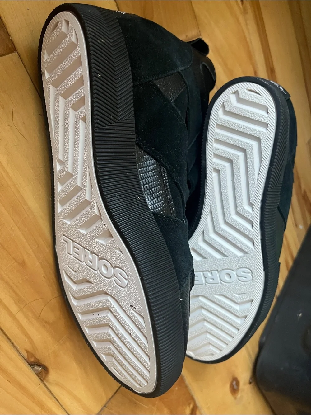 Women’s Black High-Top Suede Sneakers/booties